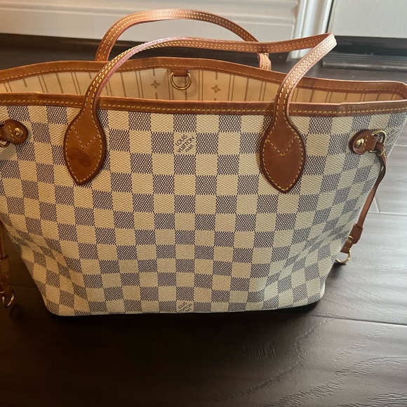 Like new small Louis Vuitton purse. Used twice, like new condition - Picture 4 of 4